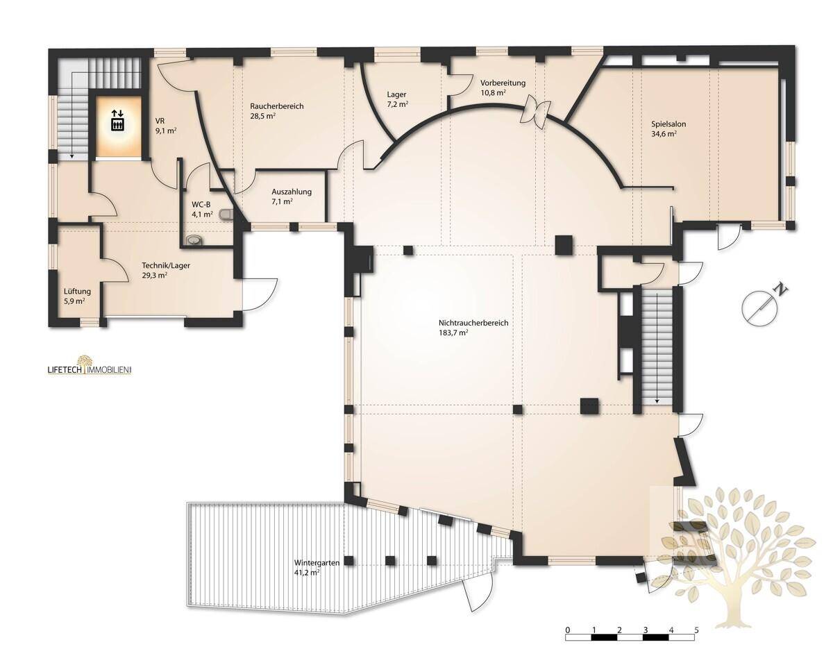 Grundriss des Erdgeschosses mit großem Nichtraucherbereich, Spielsalon und Wintergarten.