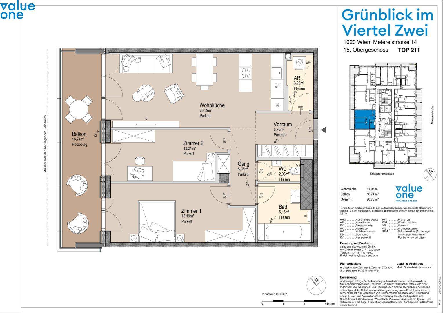 Dieser Grundriss zeigt eine Wohnung mit offenem Wohn- und Essbereich, zwei Schlafzimmern, einem Badezimmer und einem separaten WC, ergänzt durch einen großzügigen Balkon.
