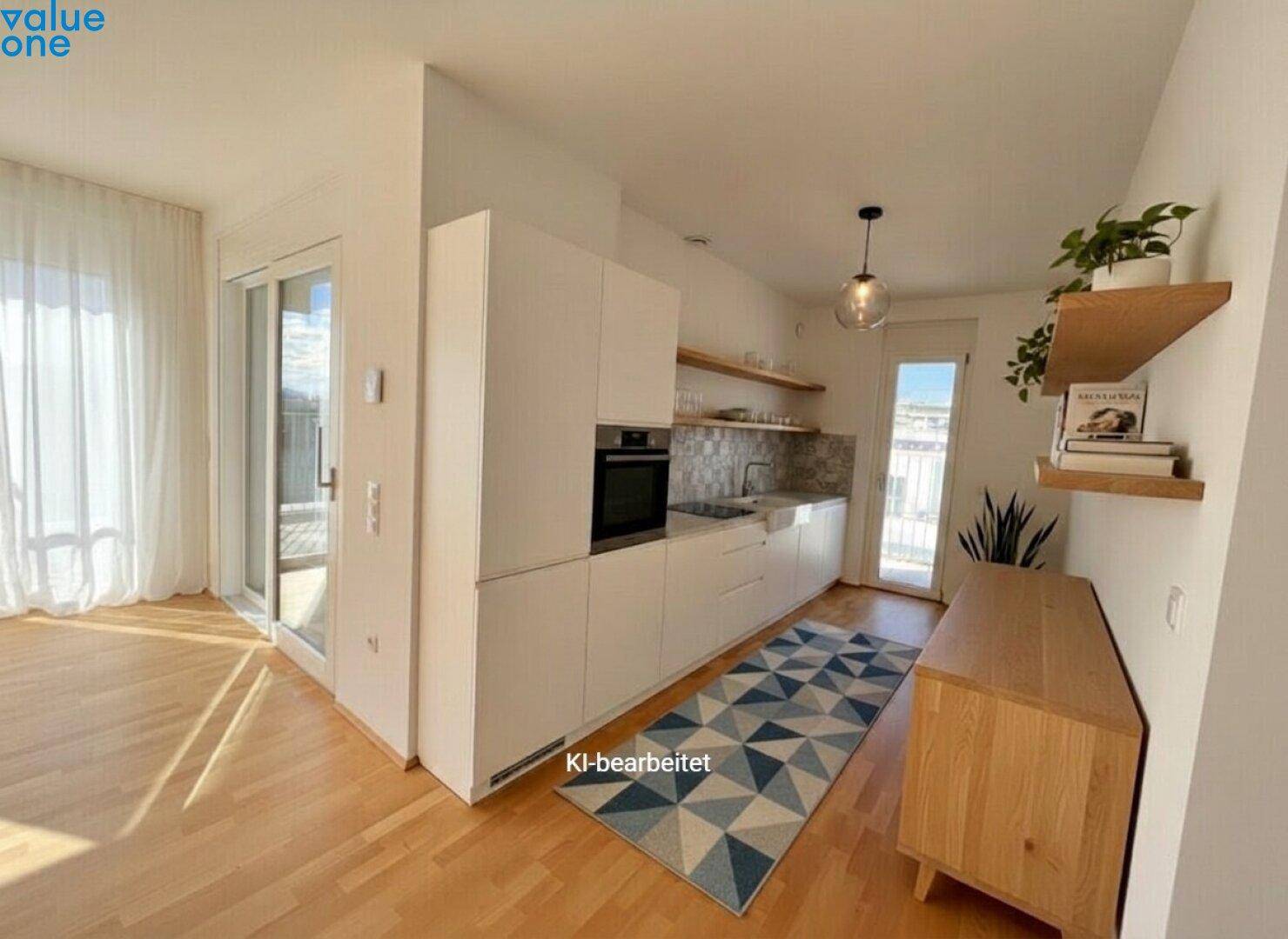 Moderne weiße Küche mit integrierten Geräten, Holzregalen und Zugang zum Außenbereich.