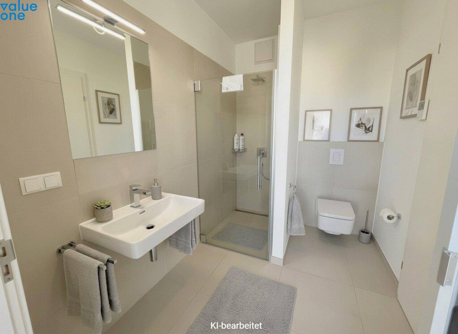 Modernes Badezimmer mit ebenerdiger Dusche, Wand-WC und hellem Fliesenboden.