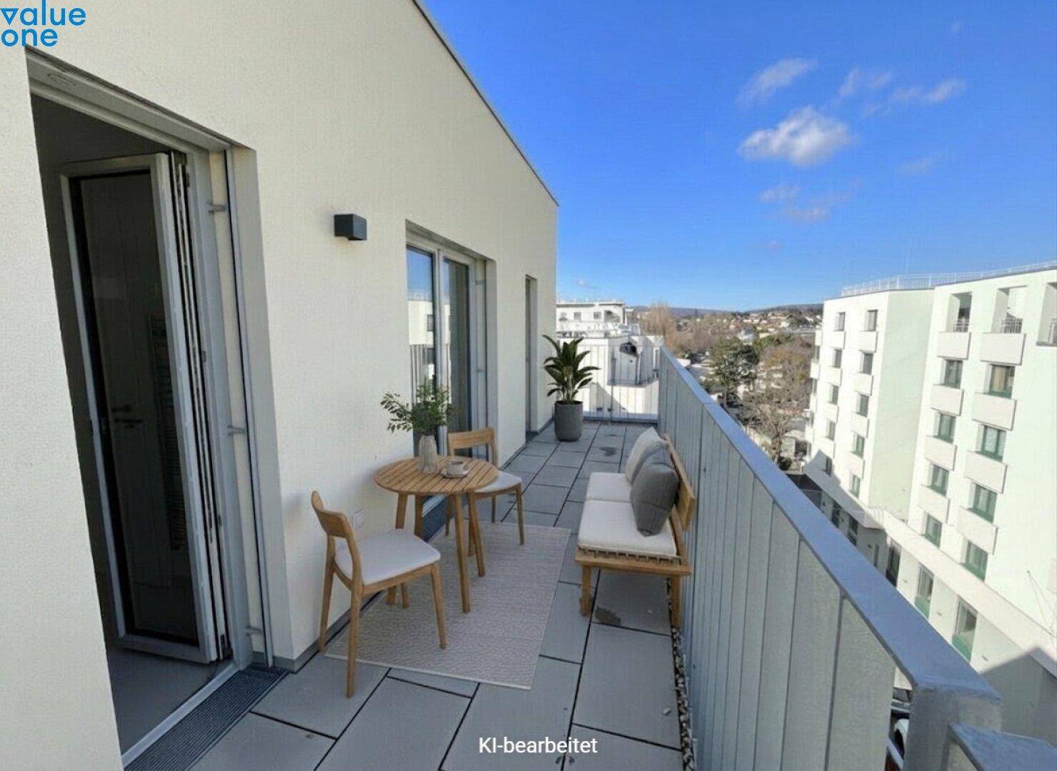 Sonniger Balkon mit modernen Outdoor-Möbeln und Weitblick über die städtische Umgebung.