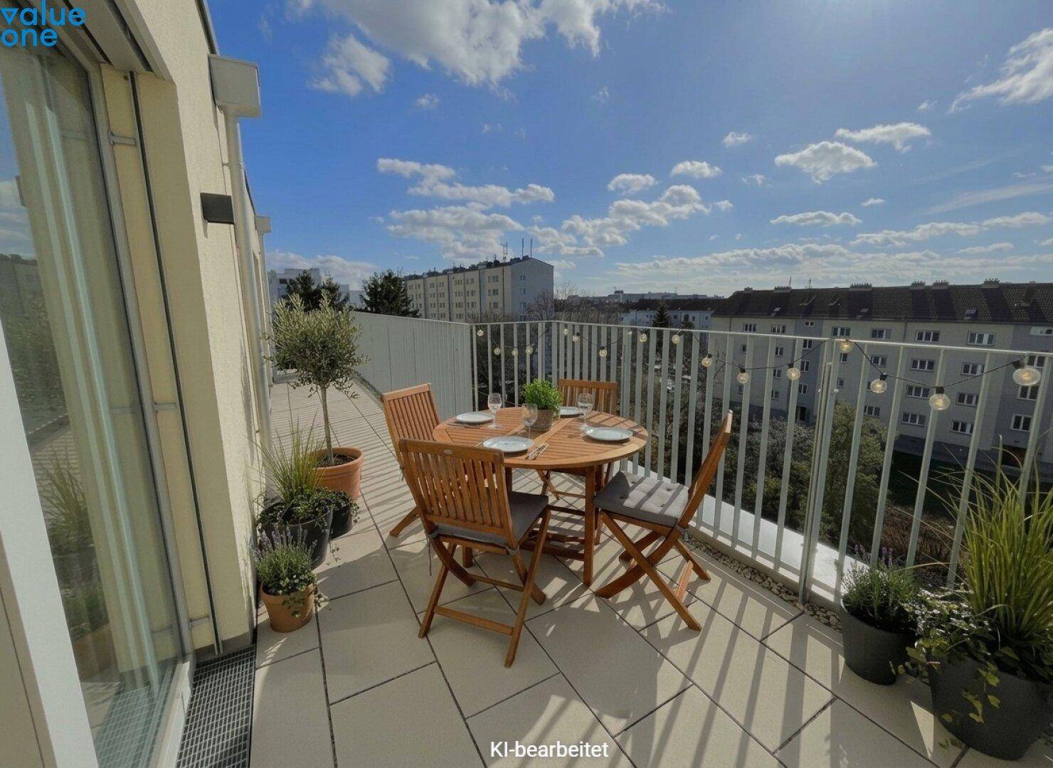 Sonniger Balkon mit Esstisch und Stühlen, umgeben von Pflanzen und Stadtblick.