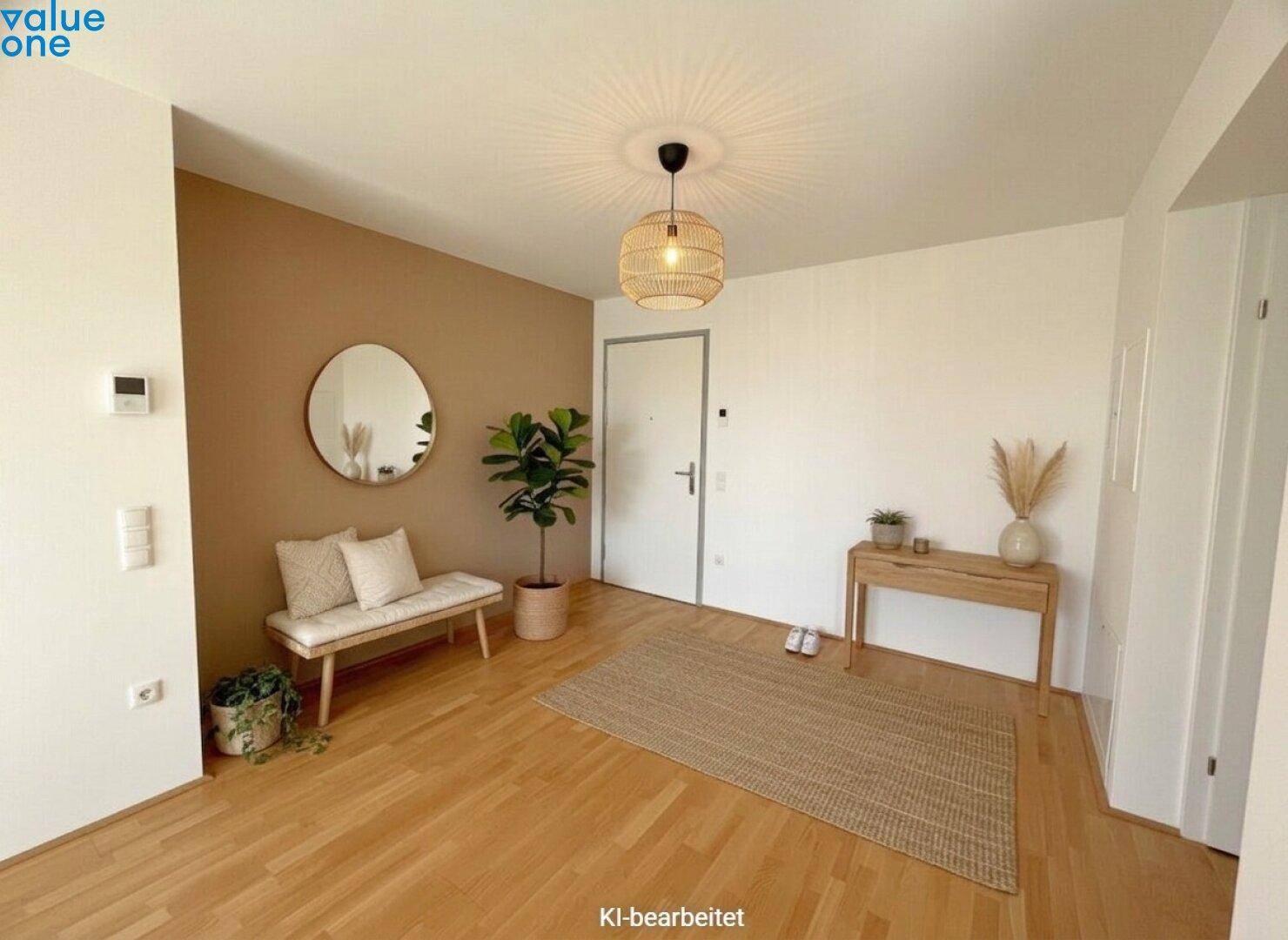 Heller Eingangsbereich mit Holzboden, Spiegel und moderner Dekoration.