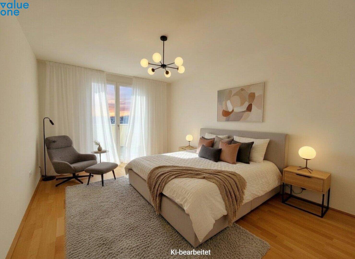 Gemütliches Schlafzimmer mit Doppelbett, modernem Dekor und großem Fenster für viel Tageslicht.