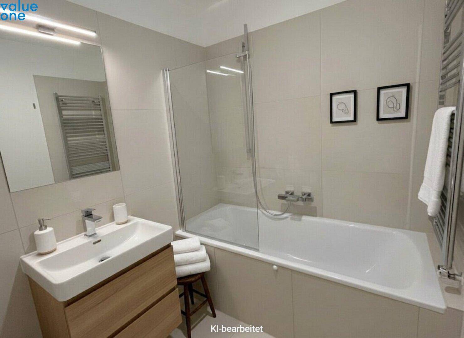 Modernes Badezimmer mit Badewanne, Duschabtrennung und beheiztem Handtuchhalter.
