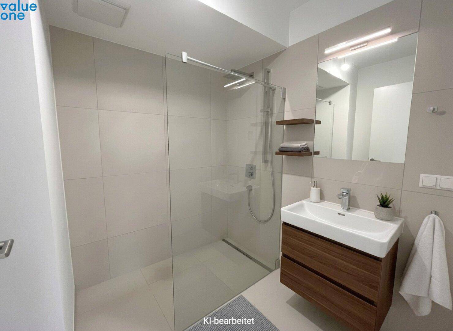 Modernes Badezimmer mit begehbarer Dusche, hellen Fliesen und einem einzelnen Waschbeckenunterschrank.