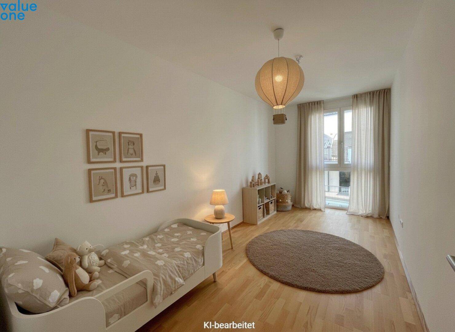 Gemütliches Kinderzimmer mit Holzboden, hellem Licht und Zugang zu einem kleinen Balkon.