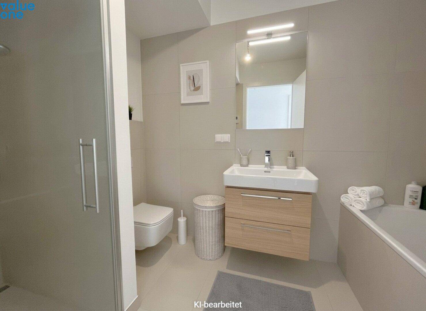 Modernes Badezimmer mit Dusche, Badewanne, schwebendem Waschtisch und hellen Fliesen.