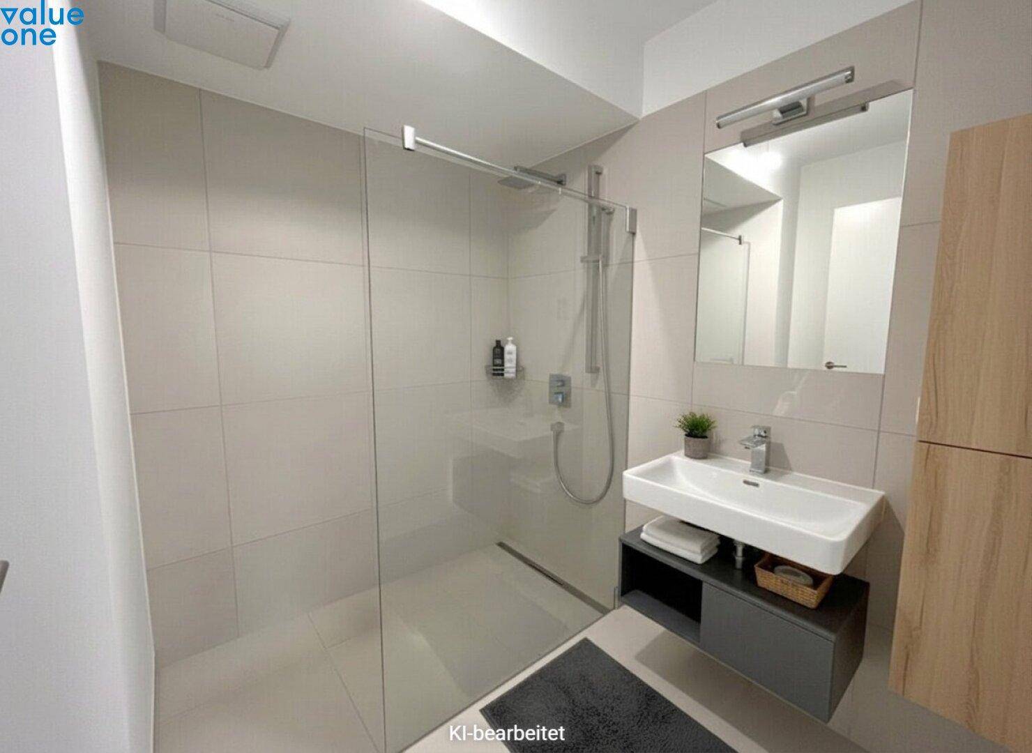 Modernes Badezimmer mit begehbarer Dusche, hellen Fliesen und schwebendem Waschtisch für Komfort.