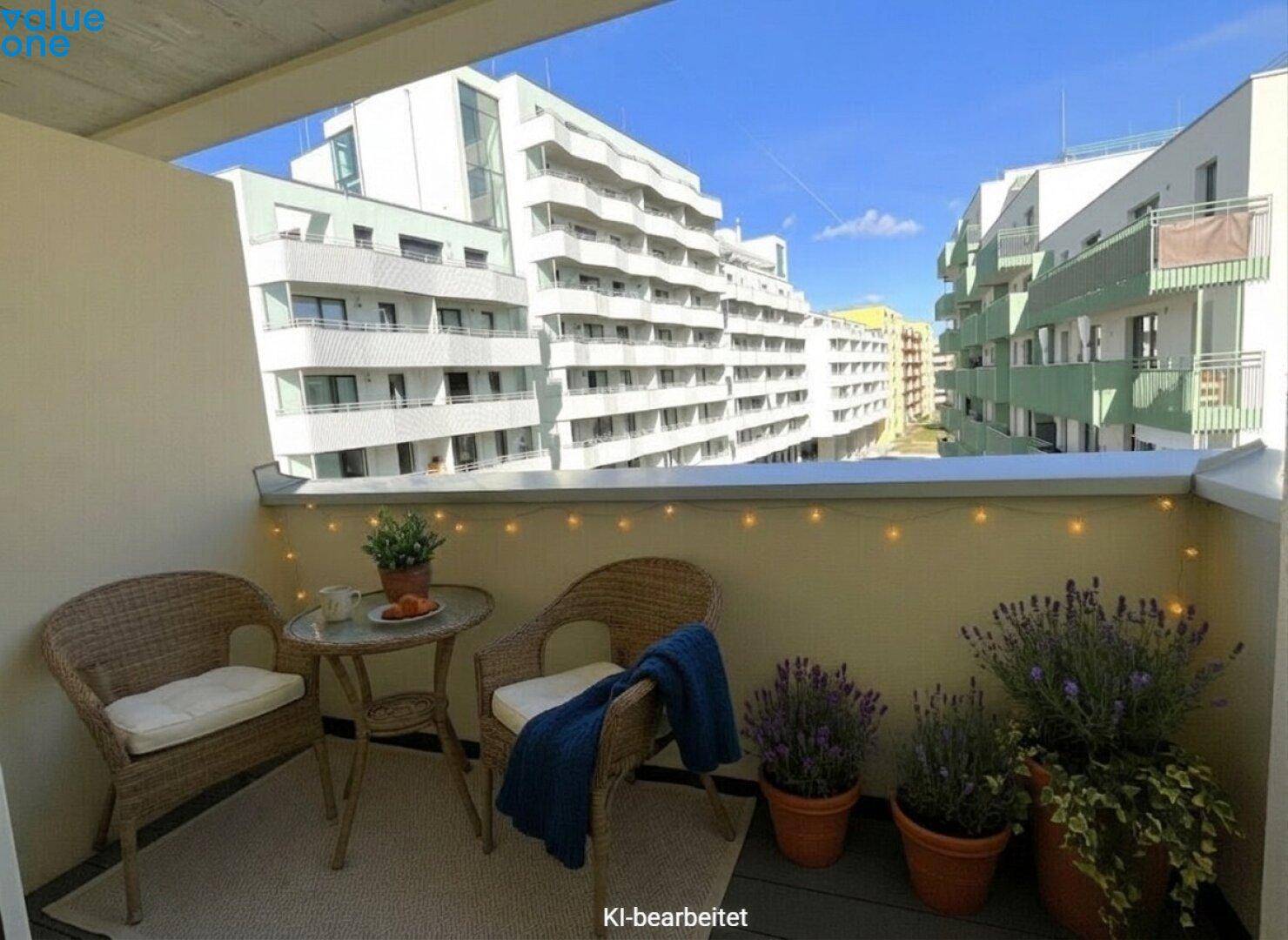 Gemütlicher Balkon mit Sitzgelegenheiten und Pflanzen, bietet einen weiten Blick auf moderne Wohngebäude.