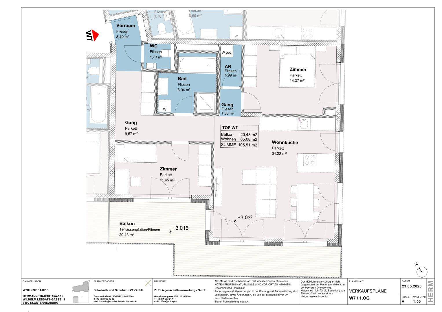 Grundriss der Wohnung W7 im 1. Obergeschoss mit offener Wohnküche, zwei Zimmern und großem Balkon.