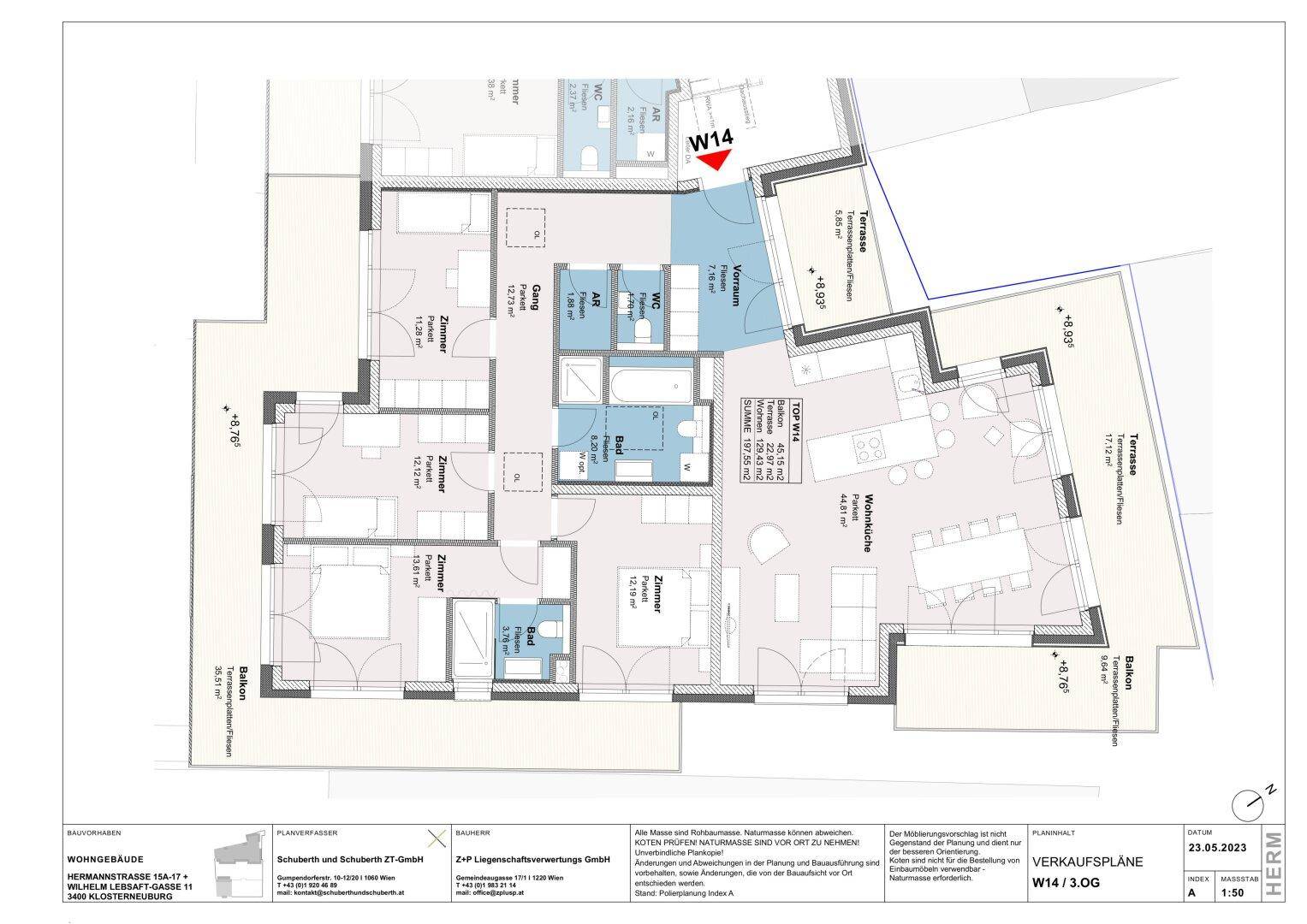 Grundriss einer Wohnung mit drei Schlafzimmern, zwei Bädern, Gäste-WC und Zugang zu Terrasse und Balkon.