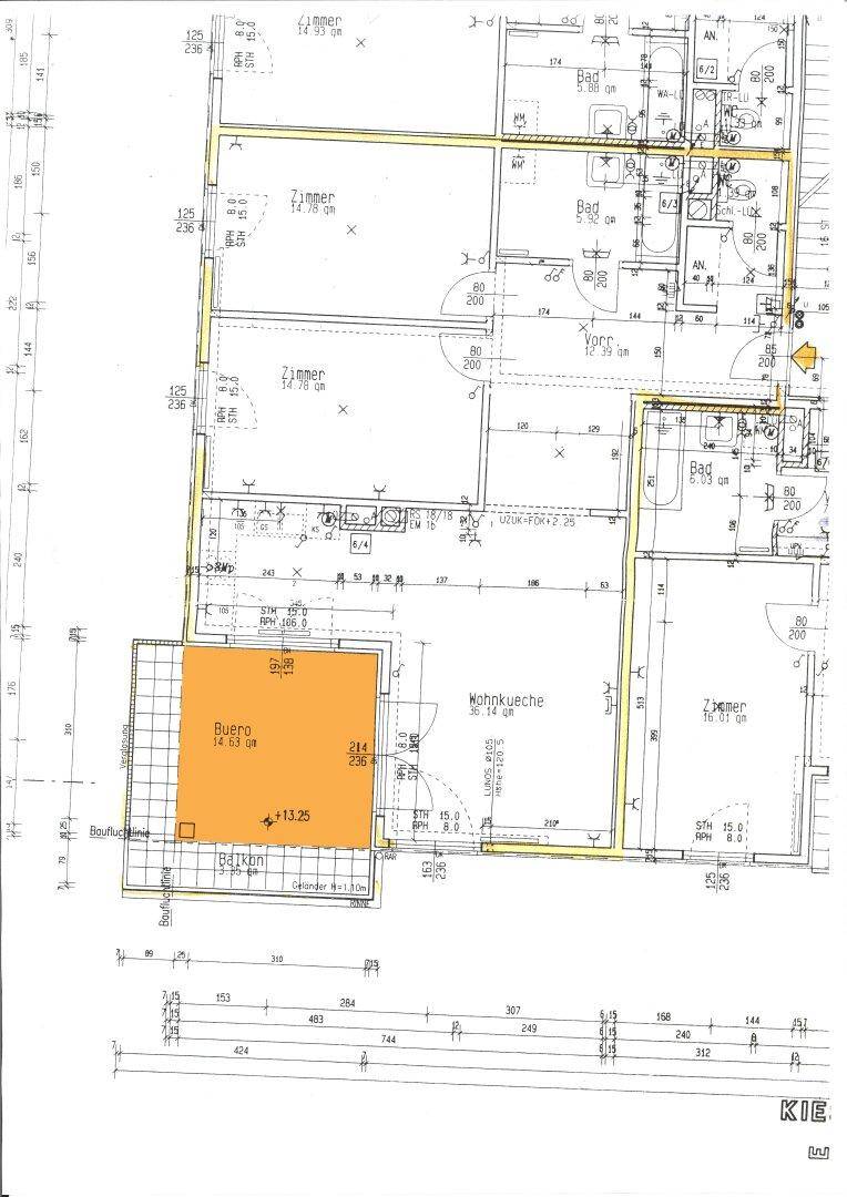 Detaillierter Grundrissplan einer Wohnung mit offener Wohnküche, mehreren Bädern und einem geräumigen Balkon.