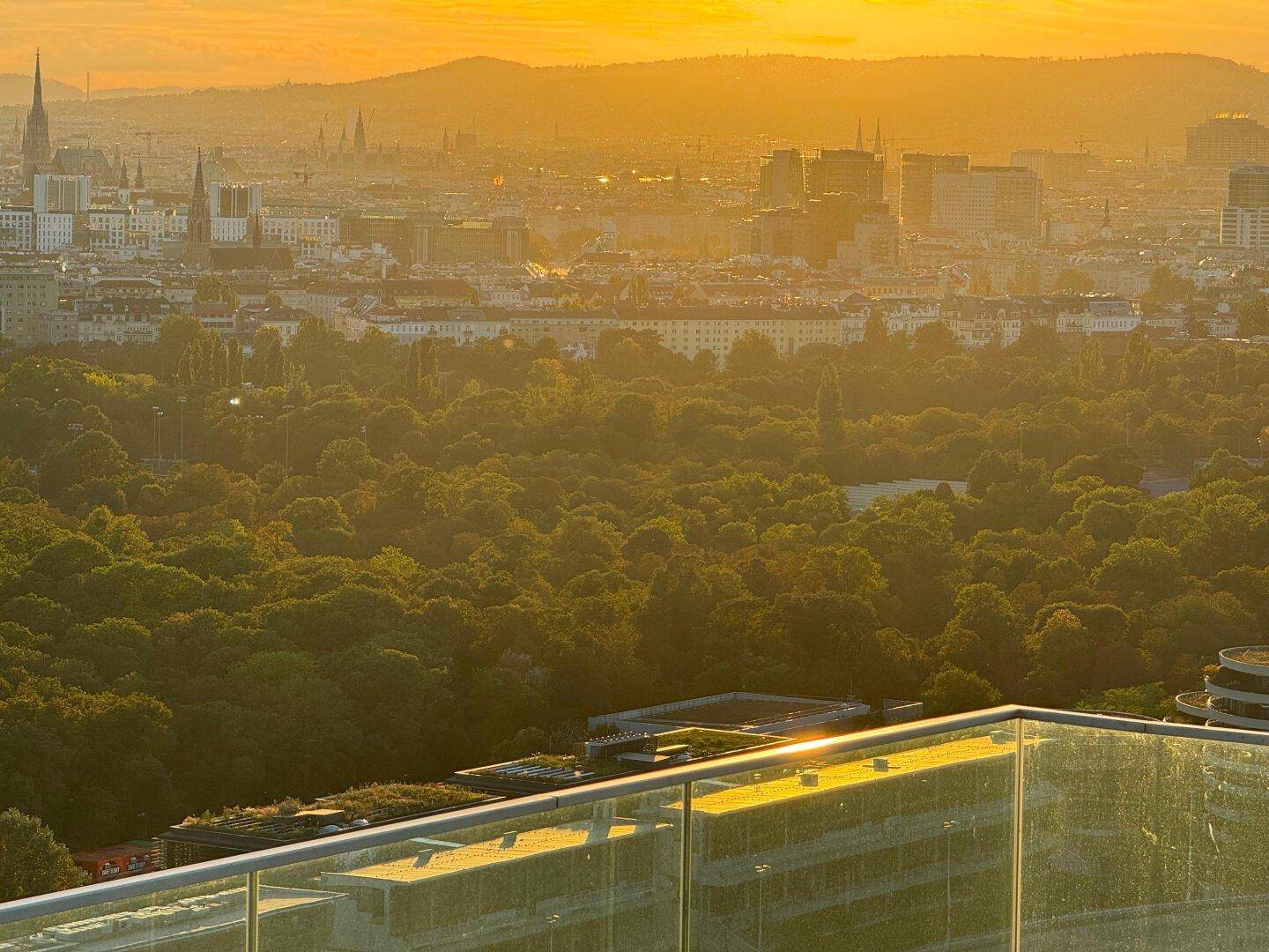 Atemberaubender Sonnenuntergang über der Stadt Wien mit Blick auf den Prater und die Skyline.