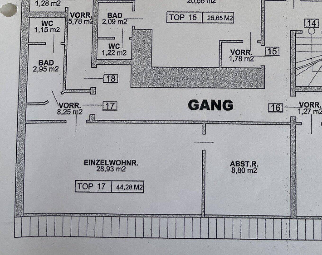 Grundrissplan zeigt die Aufteilung einer Wohnung mit mehreren Zimmern und Bädern.