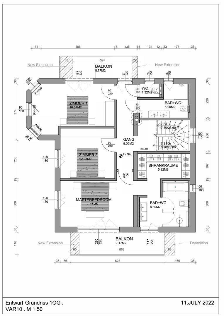 Grundriss des ersten Obergeschosses mit drei Schlafzimmern, zwei Bädern und zwei Balkonen.