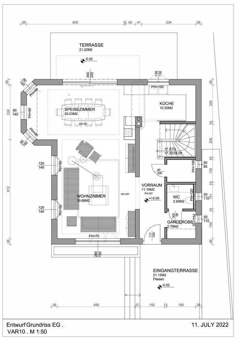 Detaillierter Grundriss des Erdgeschosses mit Wohnzimmer, Esszimmer, Küche und zwei Terrassen.