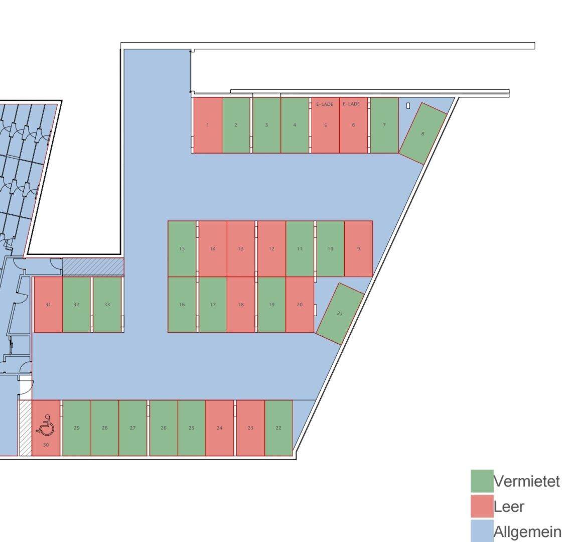 Grundriss eines Parkhauses mit verschiedenen Parkplätzen und Zugängen.
