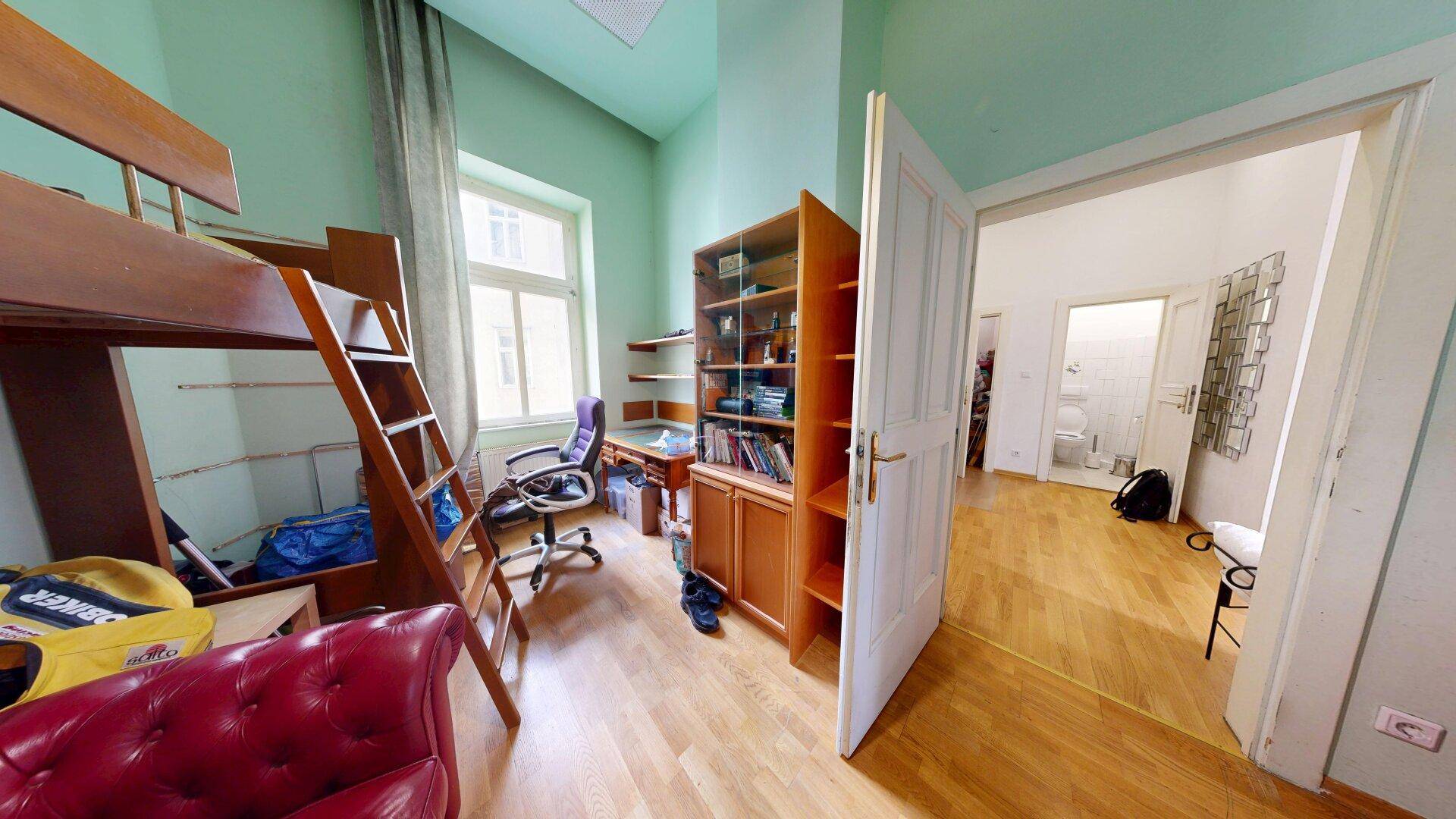 Jugendzimmer mit Etagenbett, Schreibtisch, Bücherregal und grün gestrichenen Wänden.