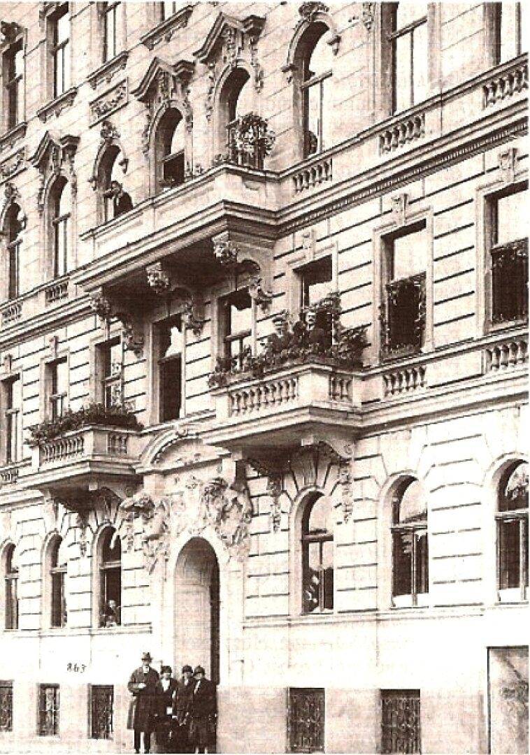 Historische Fassade eines Gebäudes mit reich verzierten Balkonen und architektonischen Details.