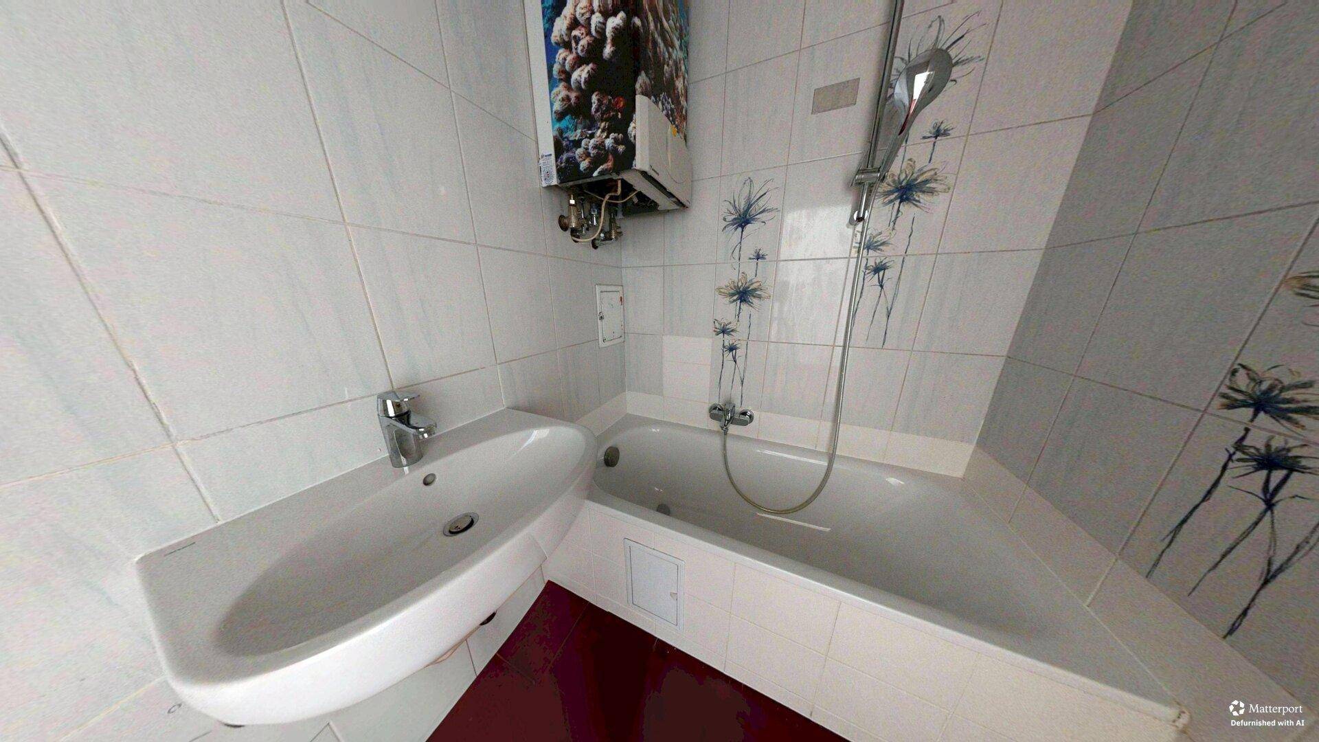 Kleines Badezimmer mit Badewanne, Waschbecken und weißen Fliesen, funktional eingerichtet.