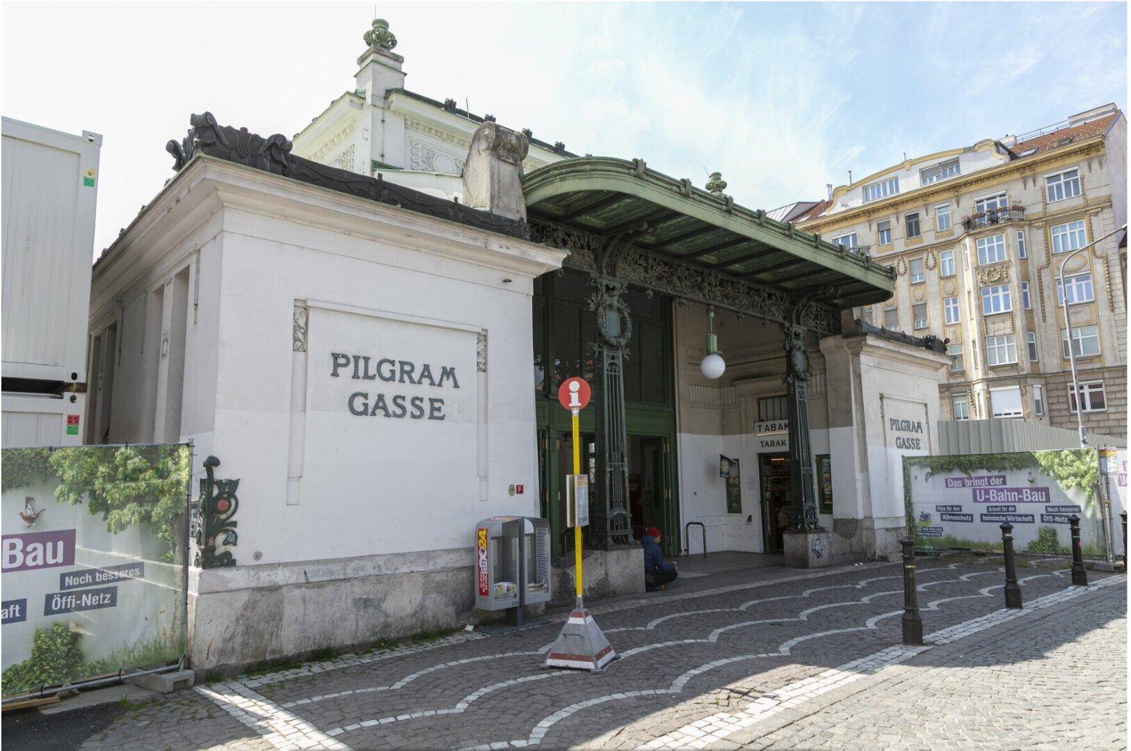 Historischer Eingang zur Pilgram Gasse U-Bahn-Station mit Bauzäunen im Vordergrund.
