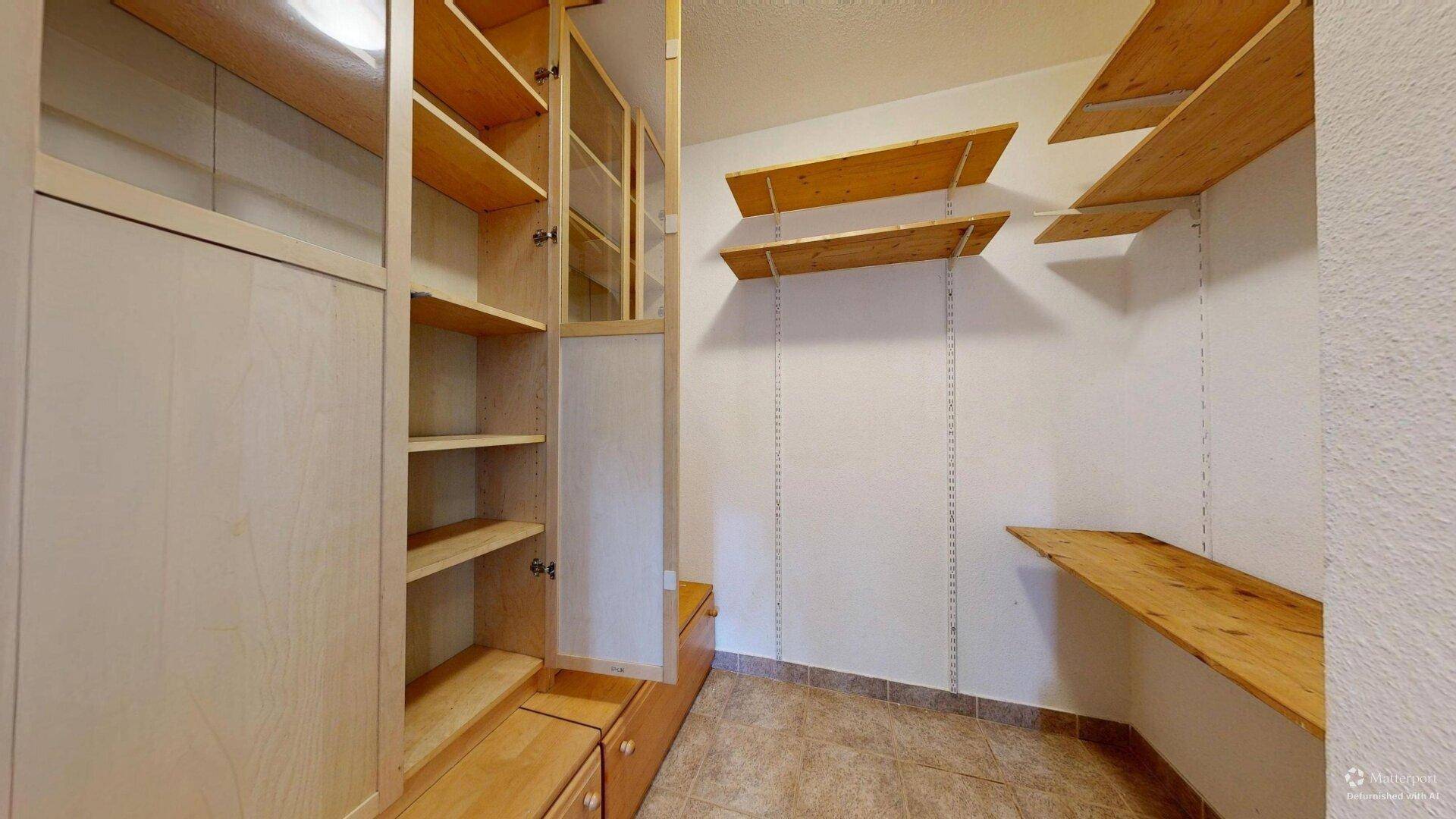 Praktischer Abstellraum mit Holzregalen und Schränken für vielfältige Aufbewahrungsmöglichkeiten.