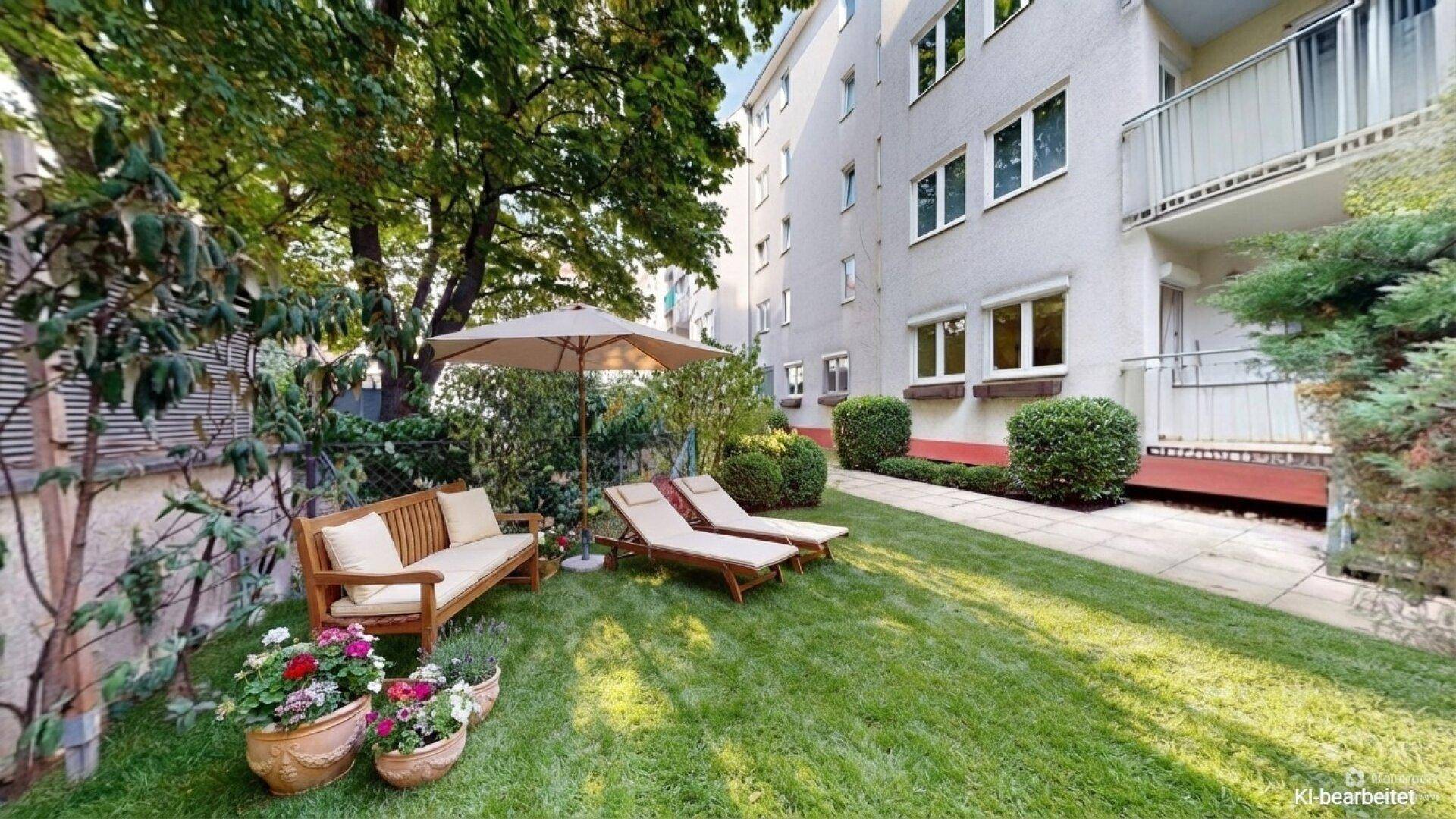 KI-bearbeiteter Gartenbereich mit Rasen, bequemen Liegestühlen und einer Bank zum Entspannen.