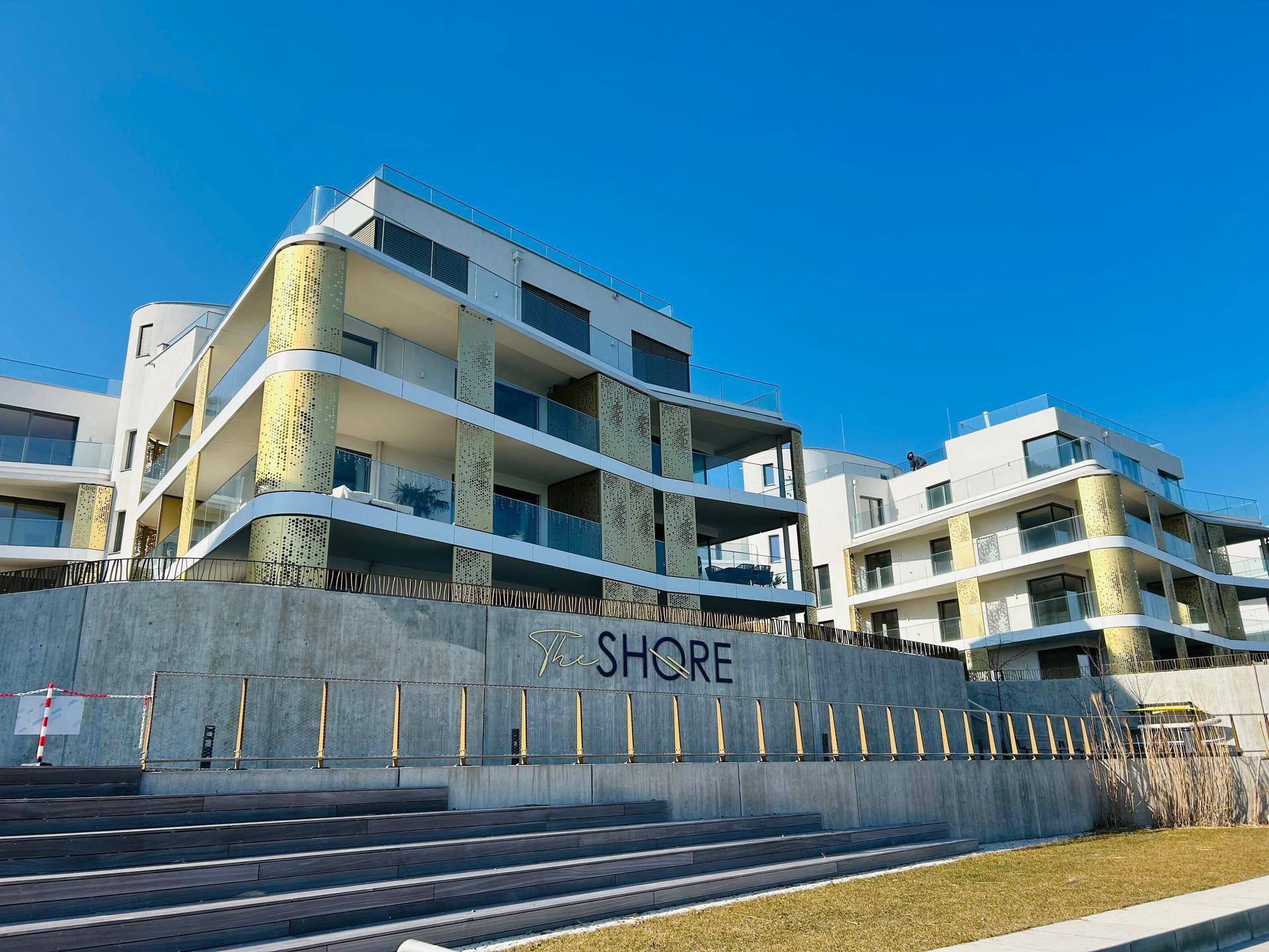 Moderne Wohnanlage "The Shore" mit markanter Architektur und Terrassen.
