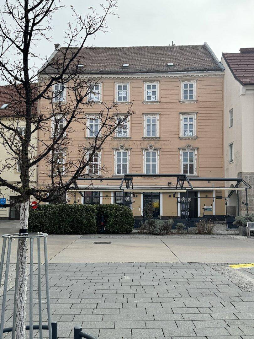 Historisches Gebäude mit mehreren Stockwerken und klassischer Fassade.