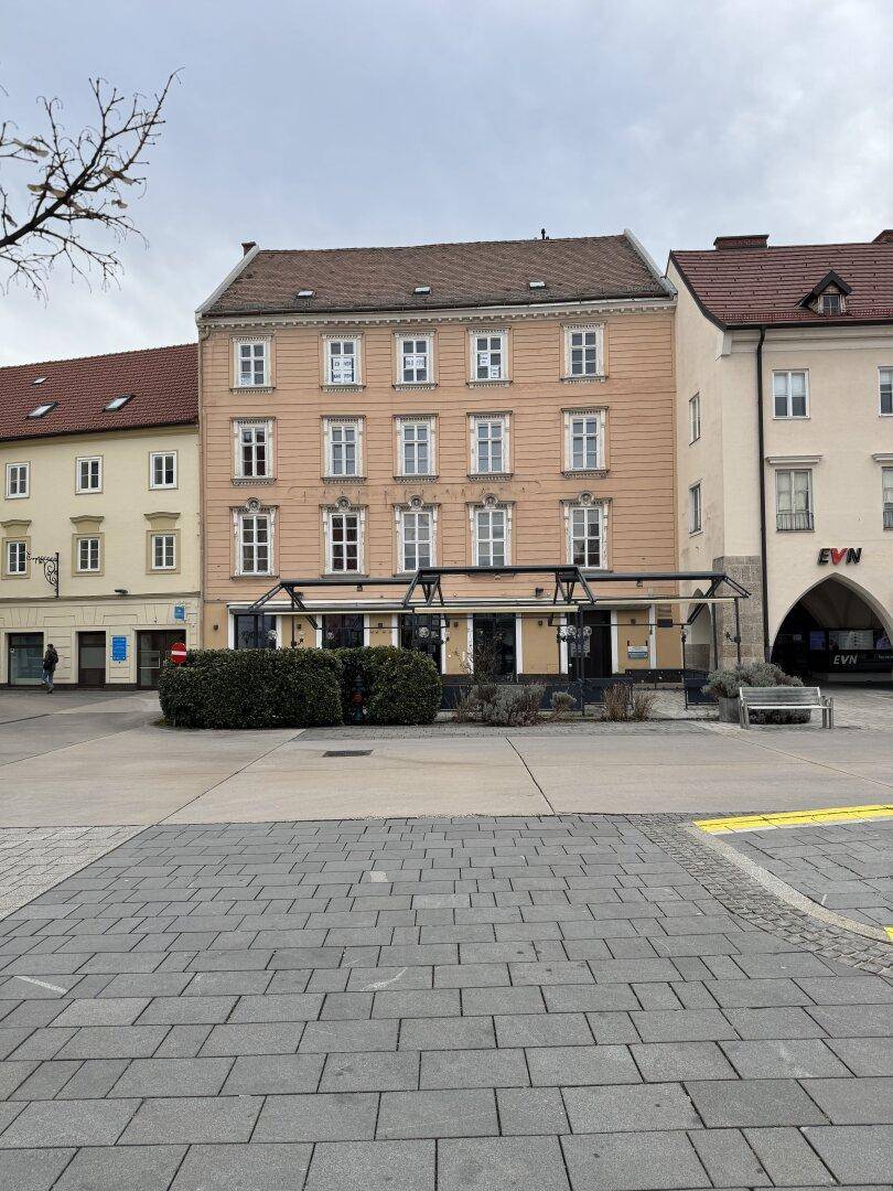 Historisches Gebäude mit klassischer Architektur und einer hellen Fassade.