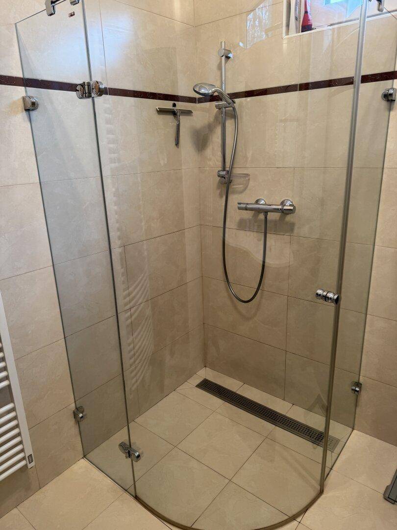 Geräumige Duschkabine mit Glaswänden und modernen Fliesen im Badezimmer.