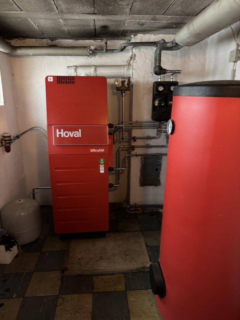 Heizungsraum im Keller mit Ölheizung von Hoval und Warmwasserspeicher.