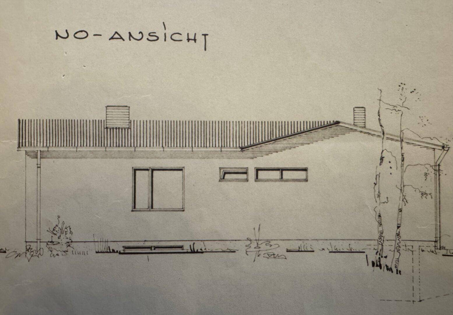 Nordost-Ansicht des Gebäudes mit Fenstern und einem Baum neben der Fassade.