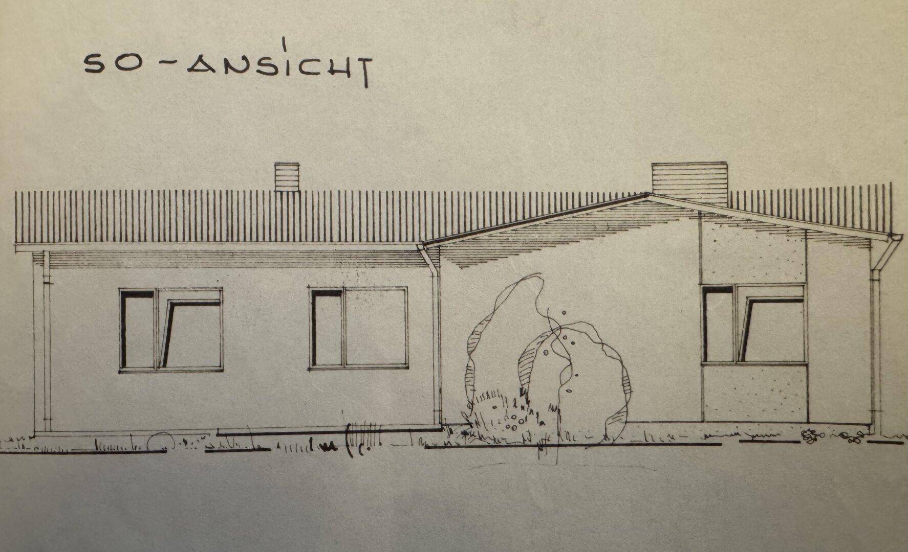 Südost-Ansicht des Gebäudes mit Fenstern und einem Baum im Vordergrund.