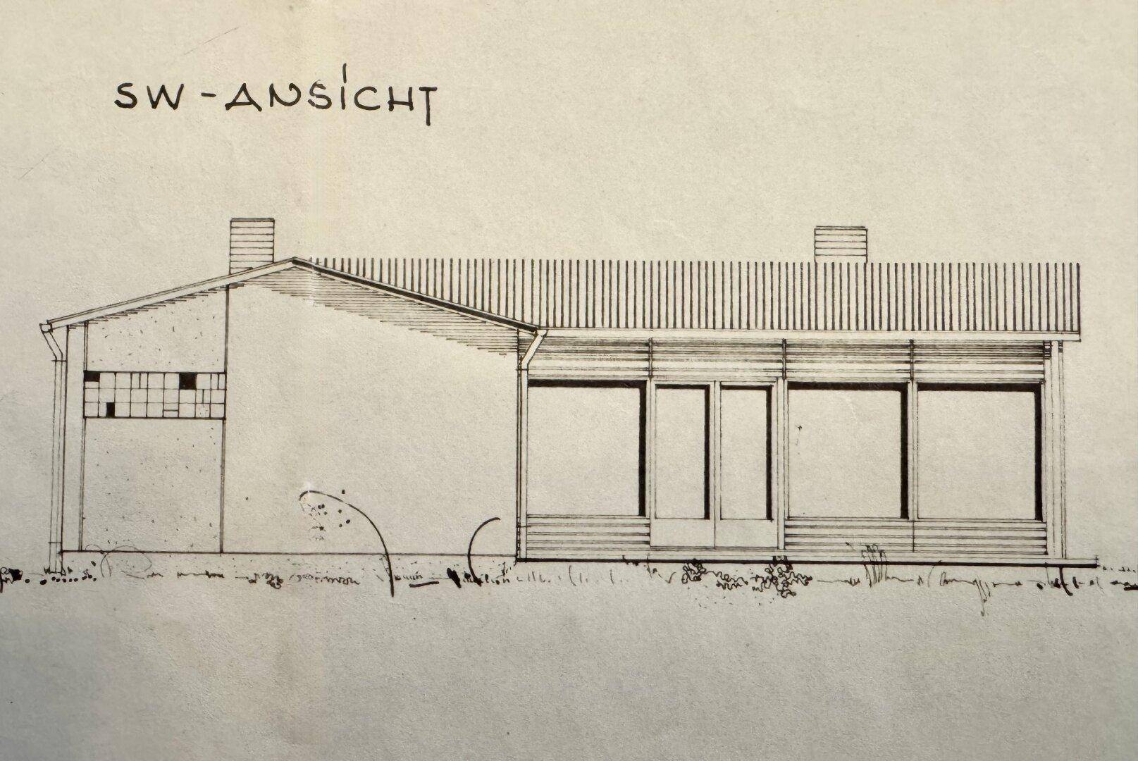 Südwest-Ansicht des Hauses mit großen Fenstern und einem Satteldach.