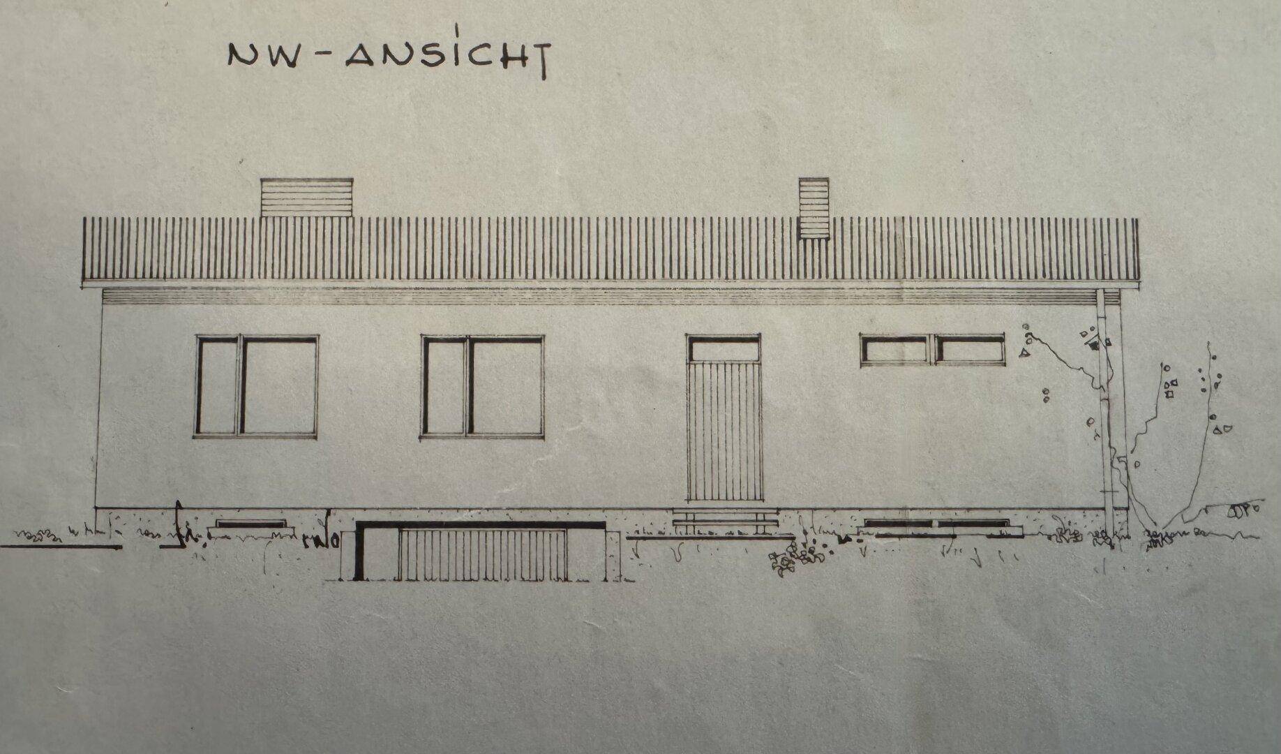 Nordwest-Ansicht des Hauses mit Eingangstür und verschiedenen Fenstergrößen.
