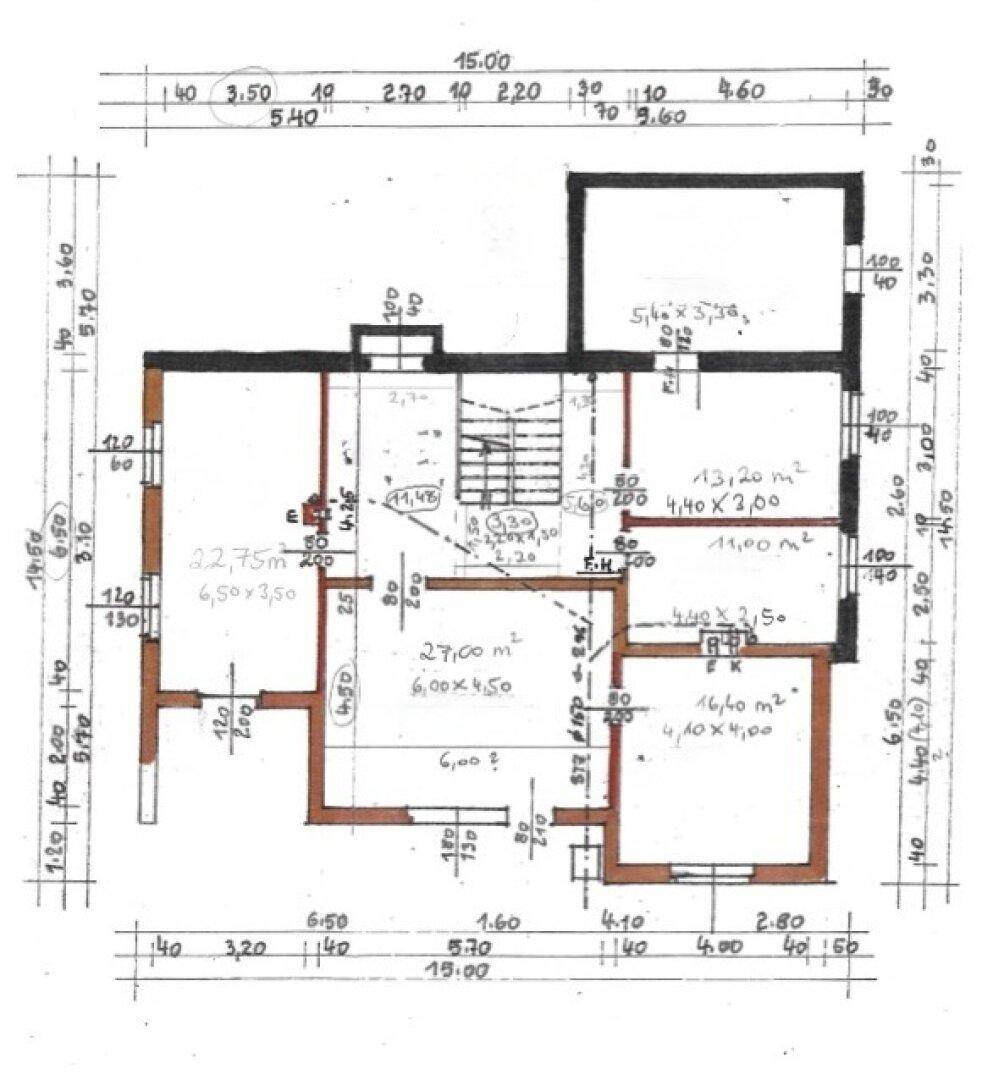 Detaillierter Grundrissplan mit mehreren Zimmern, Treppenhaus und genauen Flächenangaben für Wohnbereiche.
