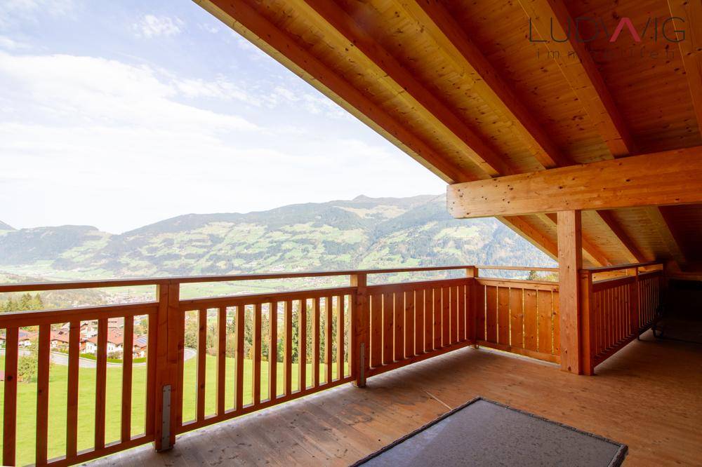 Geräumiger Holzbalkon mit Bergblick, ideal zum Entspannen und Genießen der Natur.