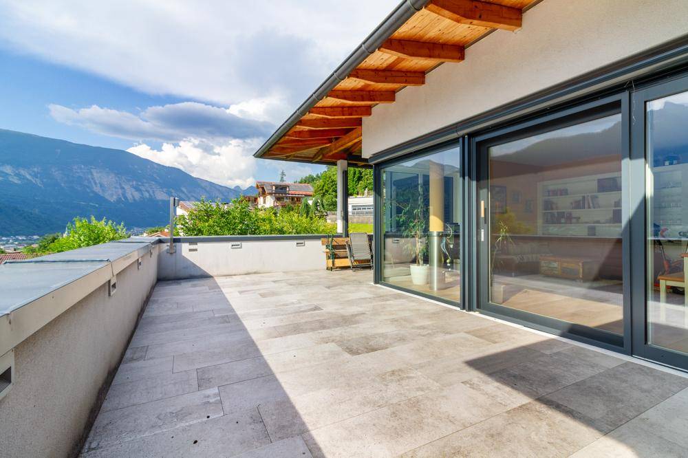 Große Sonnenterrasse mit Bergblick und viel Platz für Outdoor-Möbel.