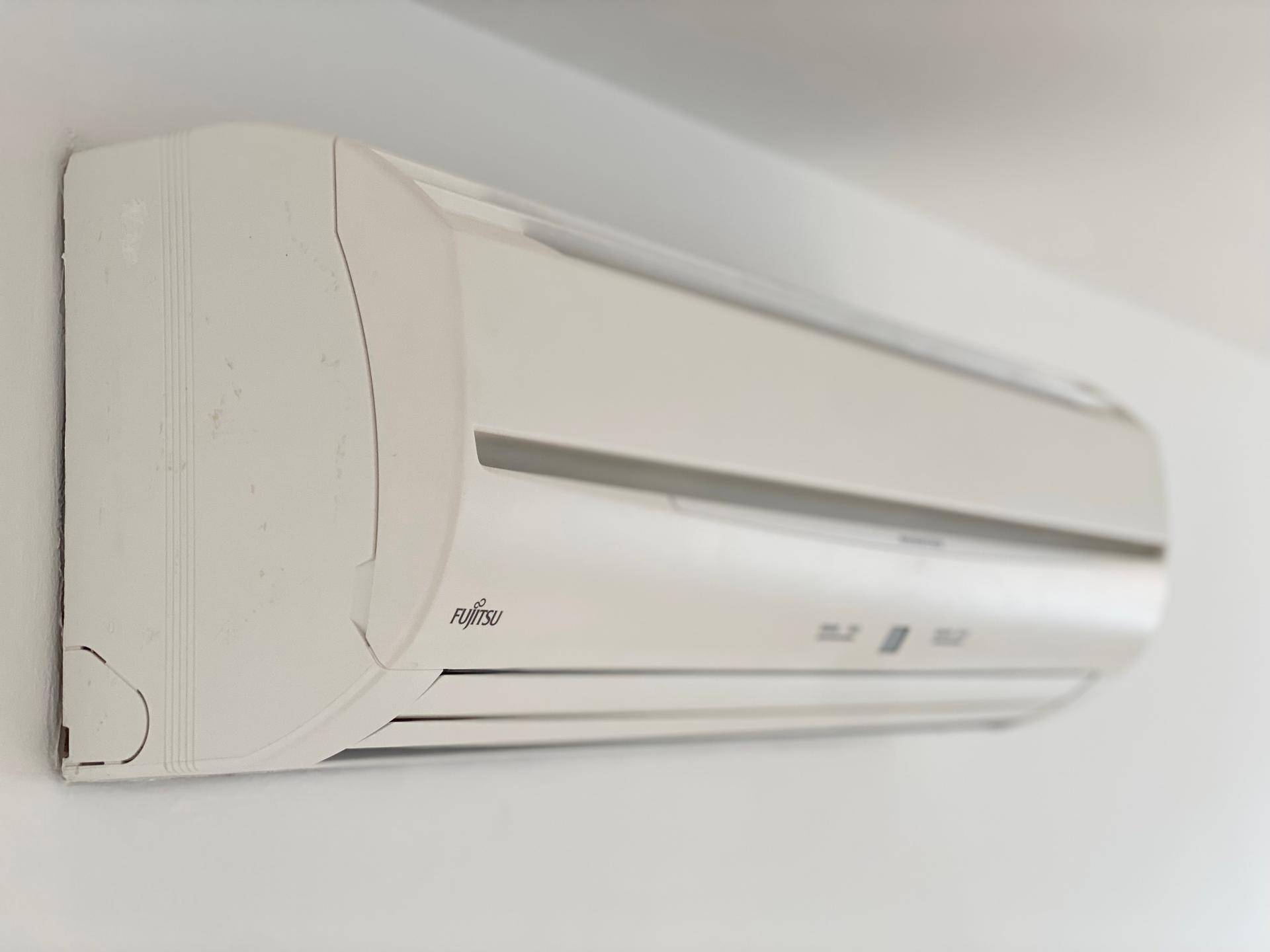 Nahaufnahme einer modernen Klimaanlage an der Wand, sorgt für angenehme Raumtemperatur.