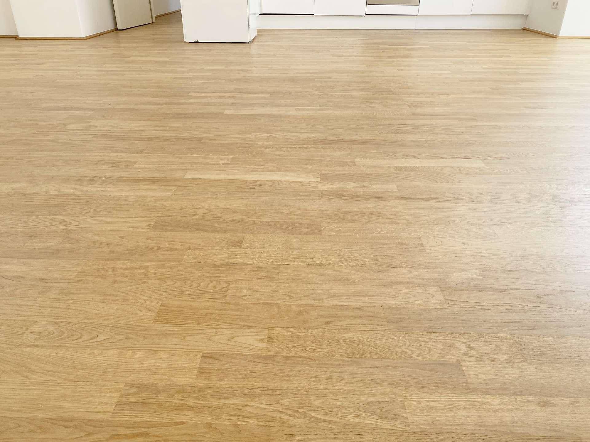 Nahaufnahme des hochwertigen Holzplankenbodens, der Wärme und Eleganz verleiht.