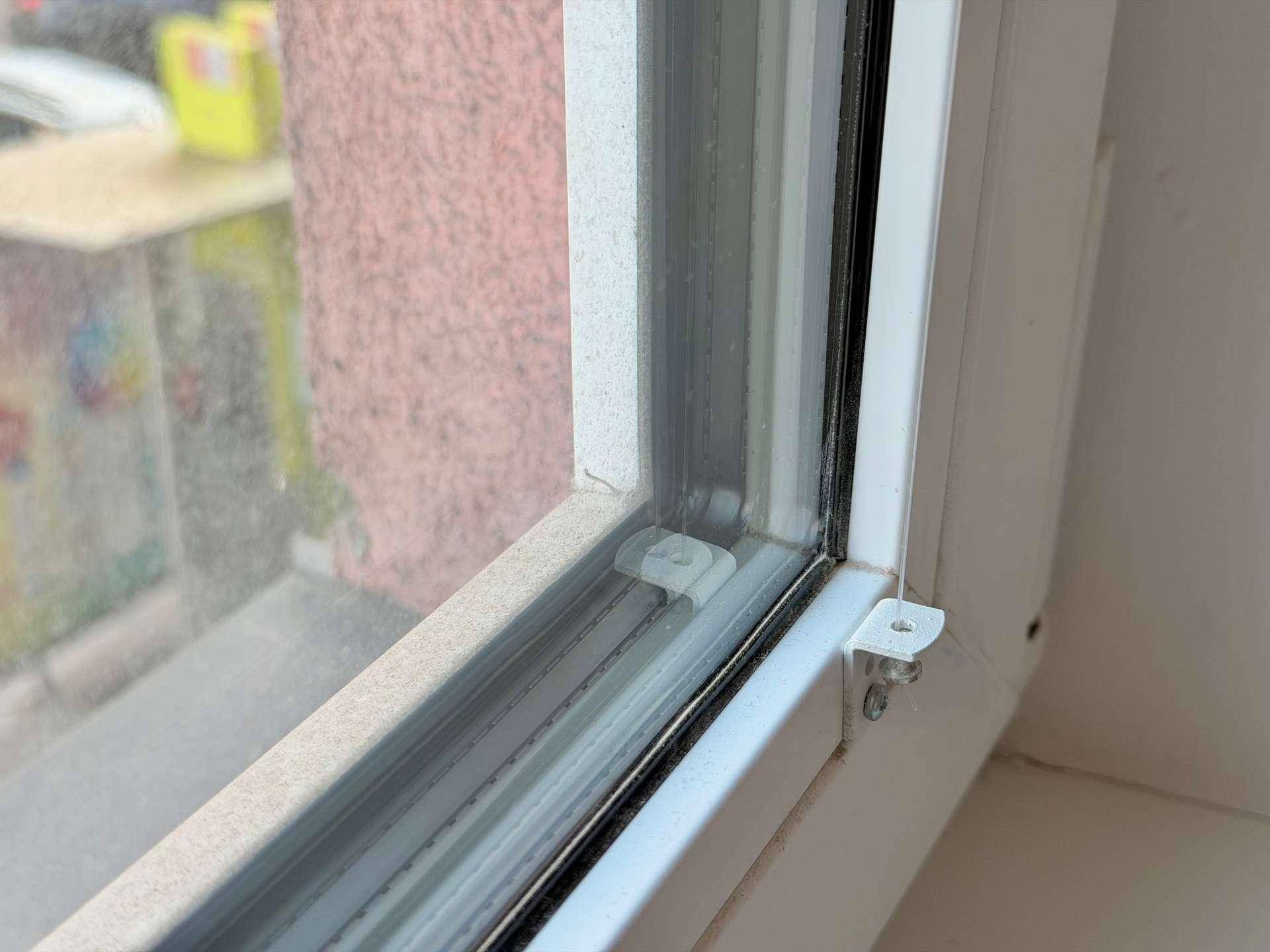 Nahaufnahme eines modernen Fensterrahmens mit Doppelverglasung und sauberer Verarbeitung.