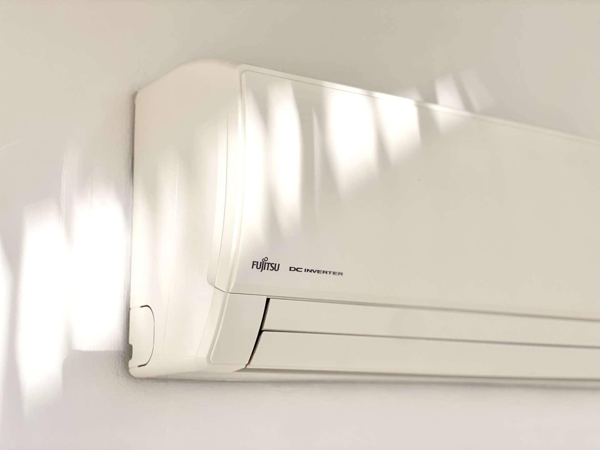 Nahaufnahme einer modernen Klimaanlage an der Wand, sorgt für angenehmes Raumklima.