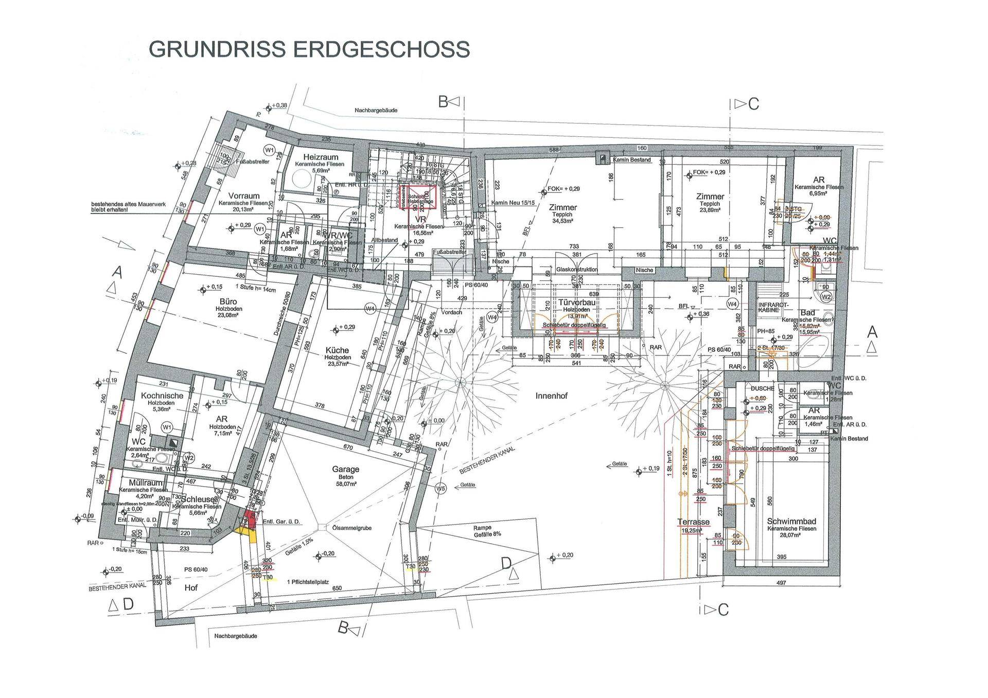 Grundriss des Erdgeschosses mit Küche, Garage, Schwimmbad und Innenhof.