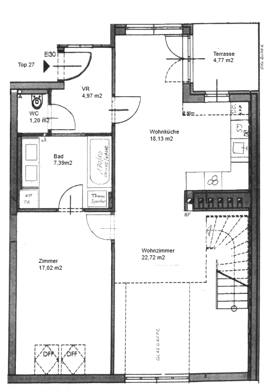 Grundriss der unteren Ebene mit Wohnküche, Wohnzimmer, Zimmer, Bad und Terrasse.
