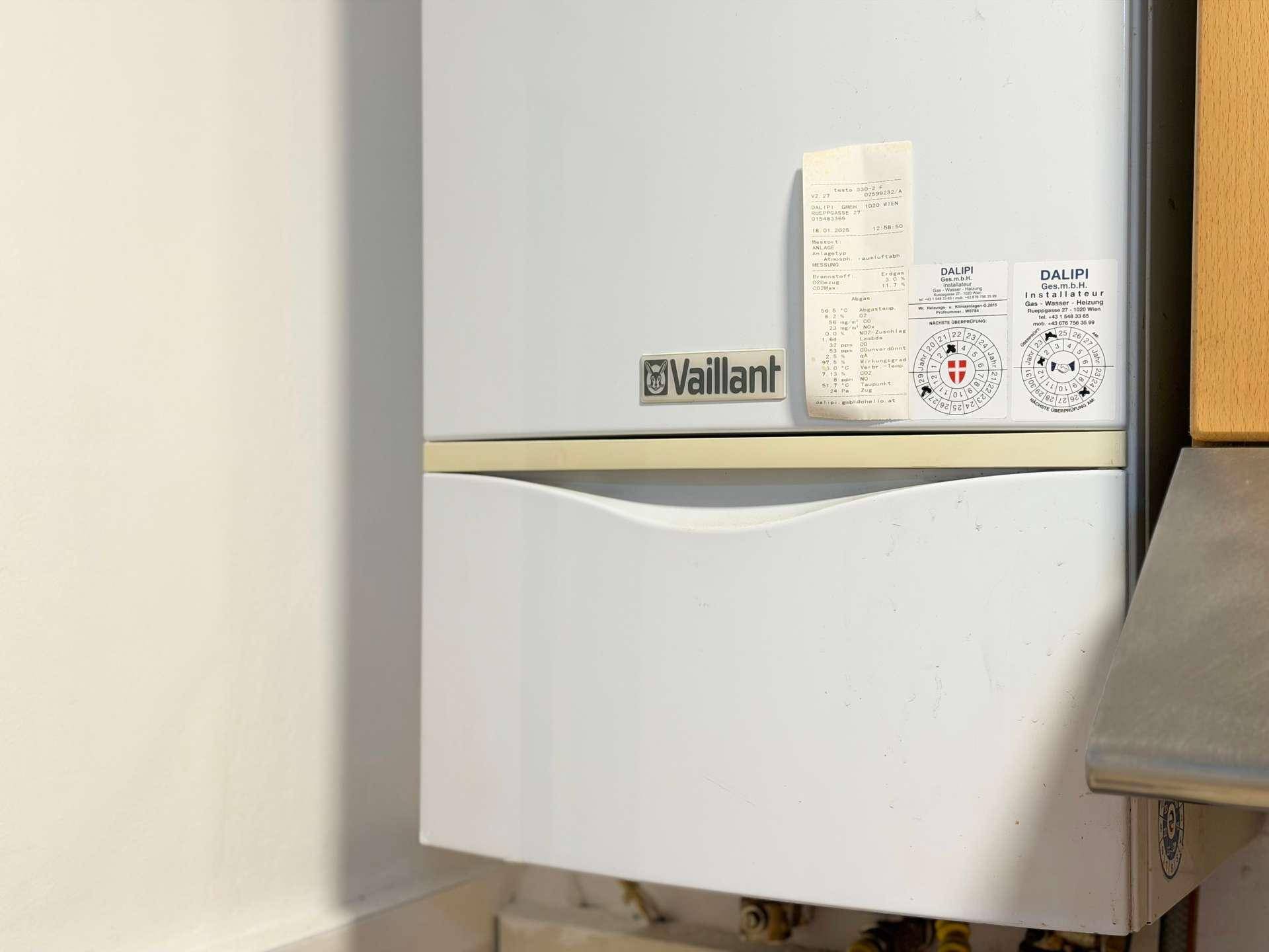 Ein Vaillant Gas-Brennwertkessel für Heizung und Warmwasser, sauber installiert in einem Hauswirtschaftsraum.