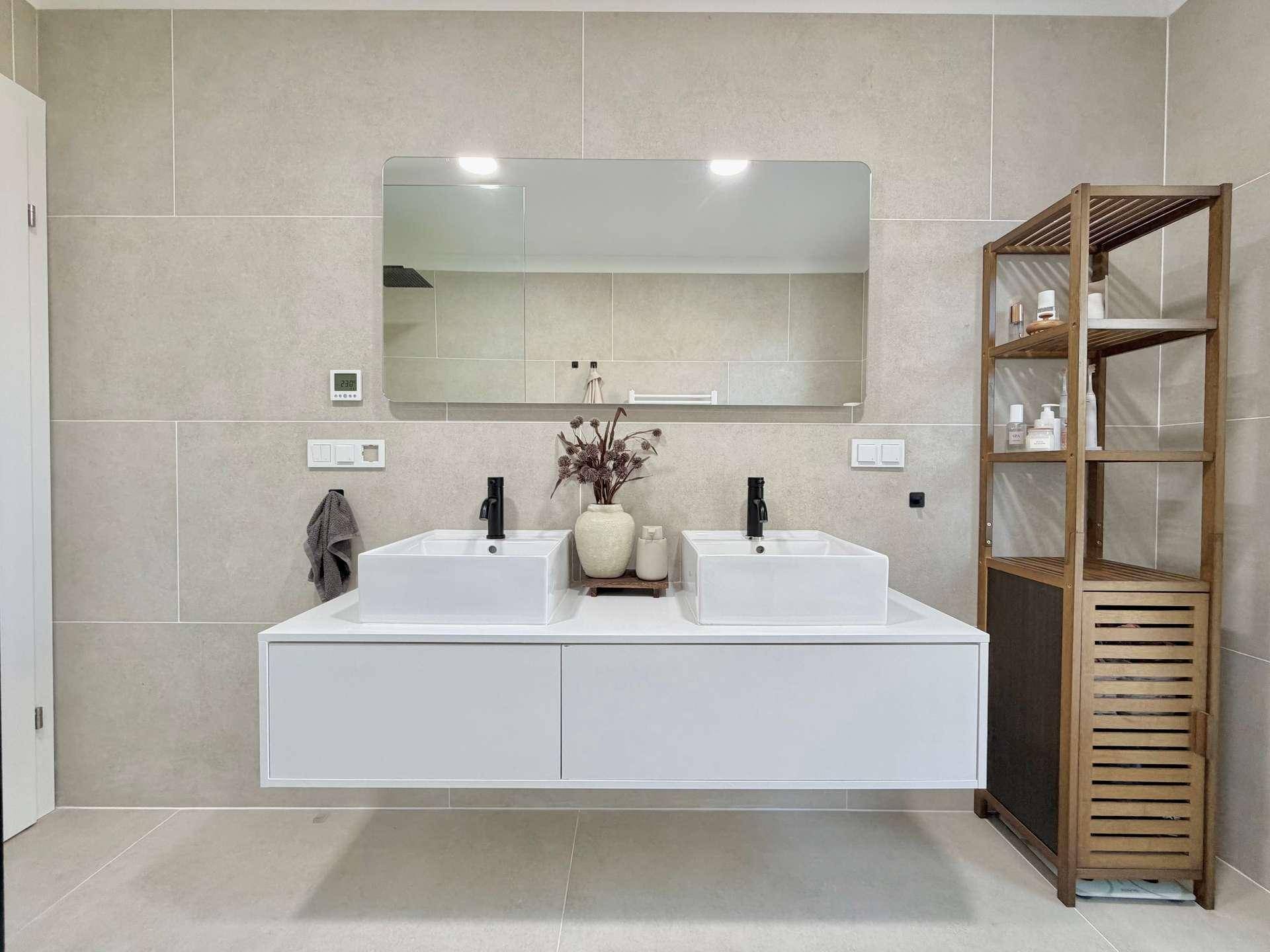 Doppelwaschbecken mit großem Spiegel und elegantem Holzregal im modernen Badezimmer.