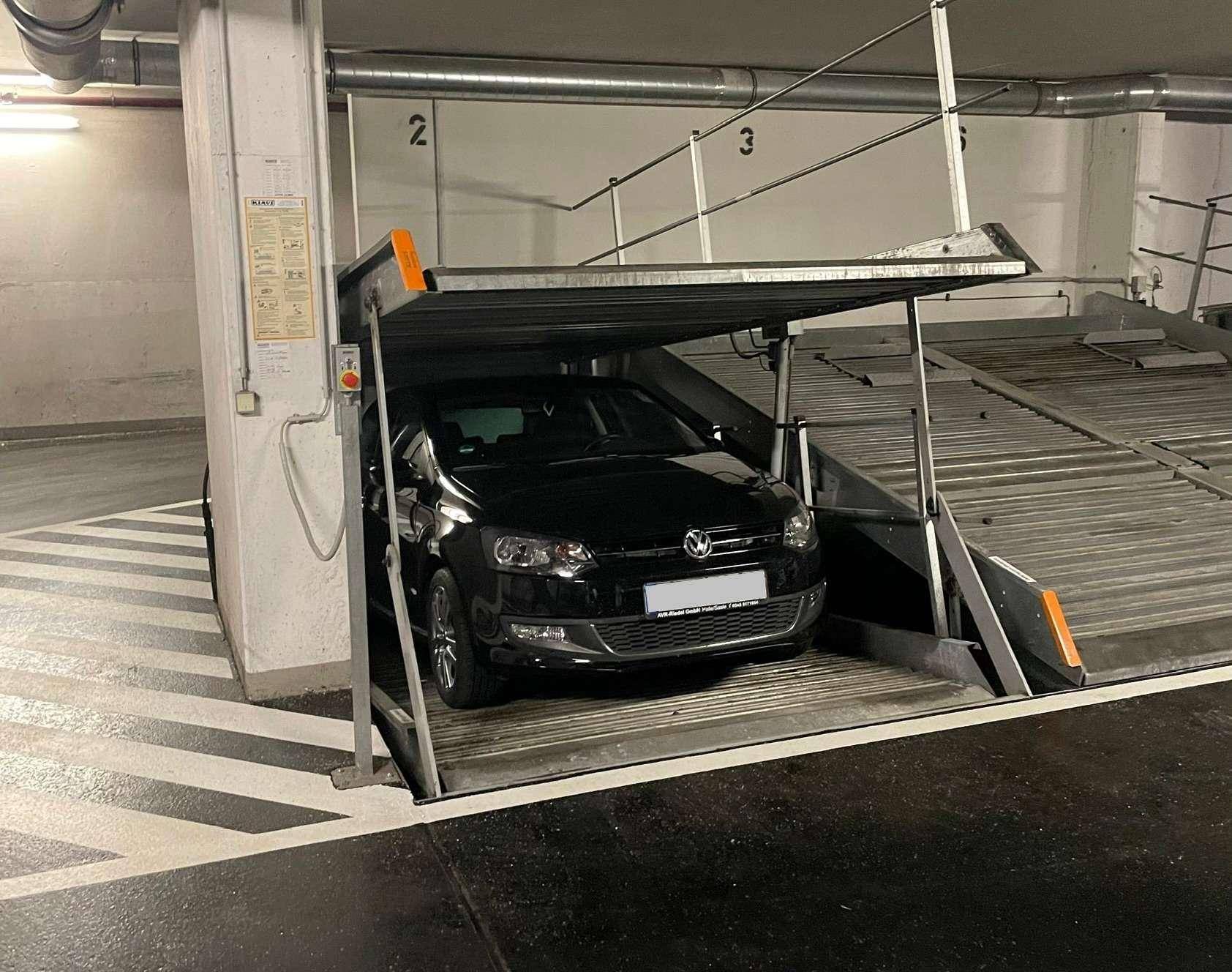 Tiefgarage mit einem Auto auf einem Parkliftsystem, das effizienten Stellplatz bietet.