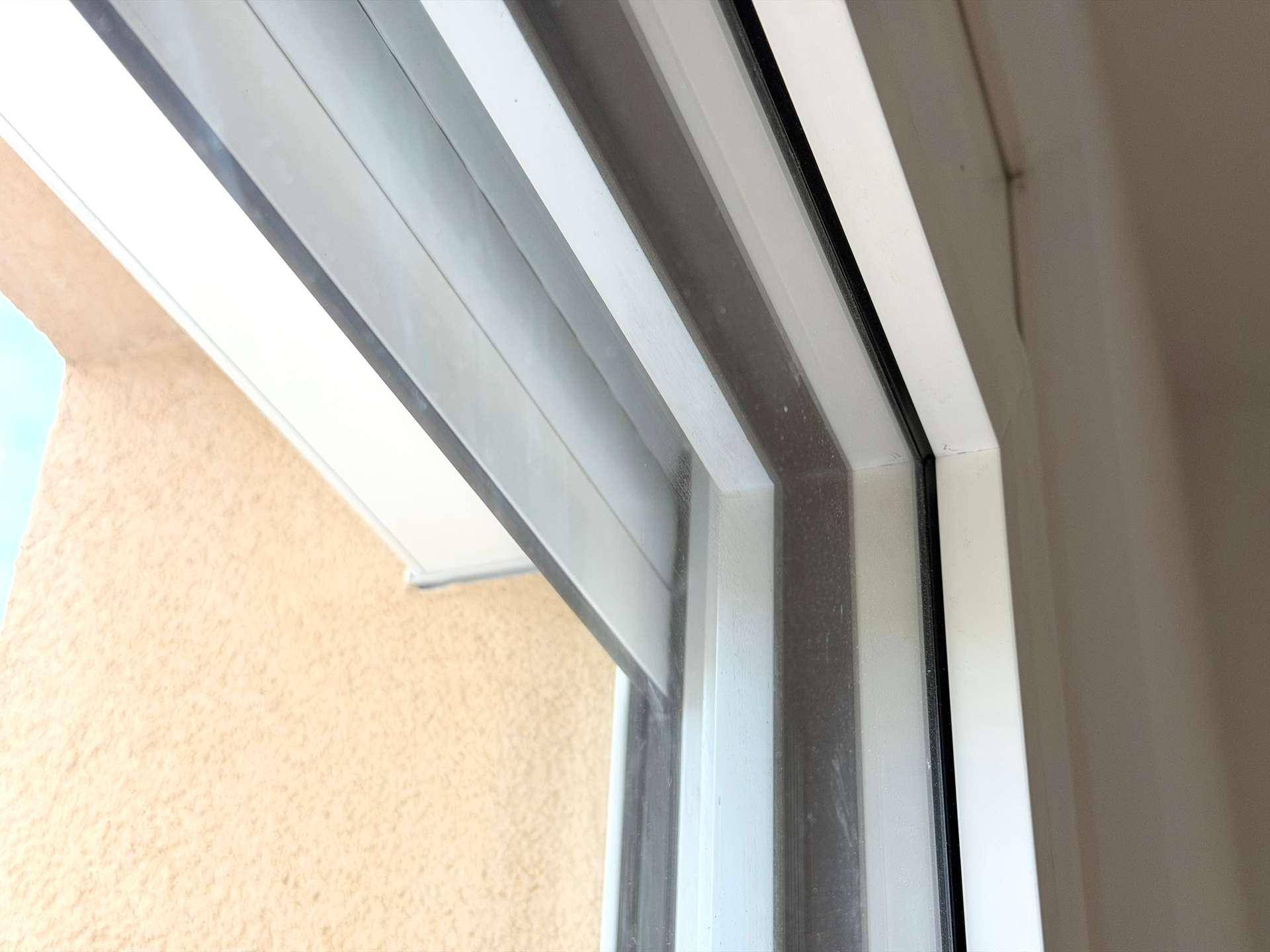 Detailaufnahme eines modernen Fensterrahmens, der eine hochwertige Verarbeitung zeigt.